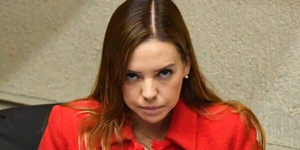 La senadora Camila Flores de Renovación Nacional en sesión del Congreso