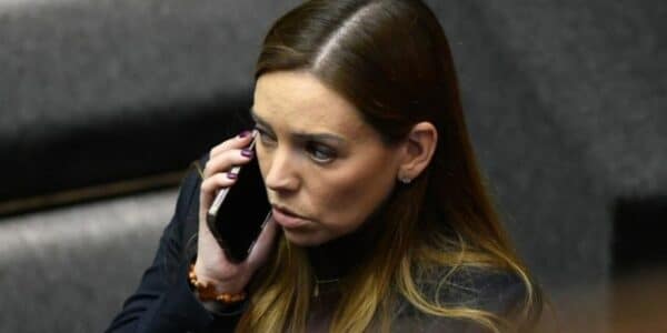 La senadora Camila Flores en el Congreso Nacional, en medio de la investigación de la Fiscalía por presunto fraude al fisco que sumó una nueva arista por un oficio en favor de su madre.