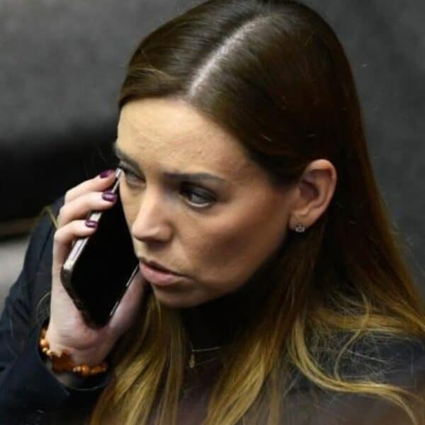 La senadora Camila Flores en el Congreso Nacional, en medio de la investigación de la Fiscalía por presunto fraude al fisco que sumó una nueva arista por un oficio en favor de su madre.