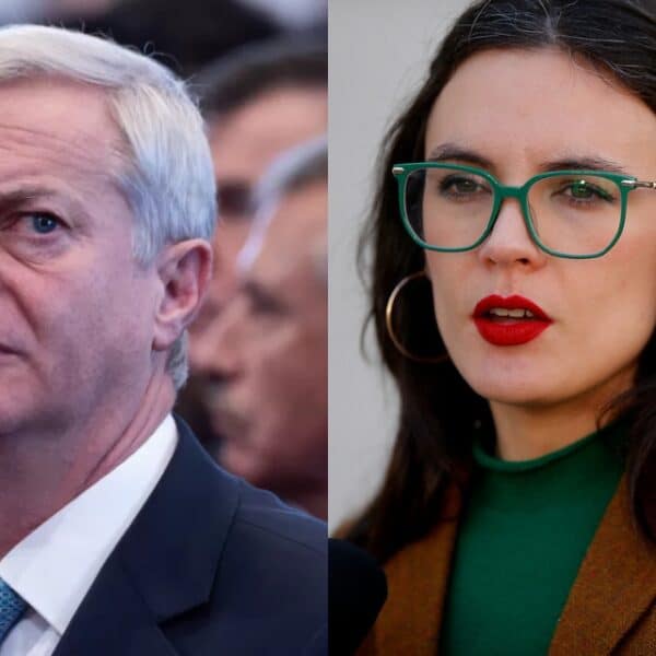 Camila Vallejo durante una intervención pública: la exministra se sumó a las críticas de la oposición por la adhesión de Chile al Escudo de las Américas impulsado por Donald Trump.