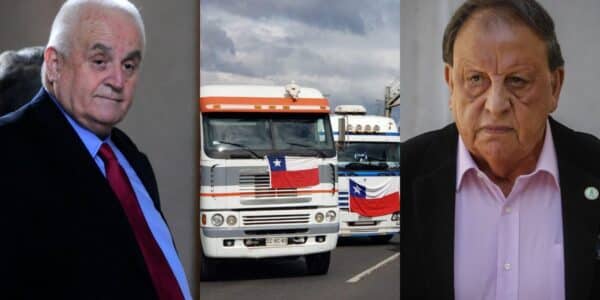 Camiones de transporte de carga circulando por una carretera en Chile.