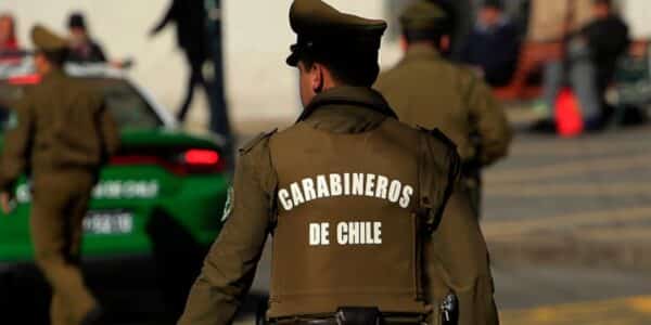 Carabineros: funcionarios de la institución durante un procedimiento en la vía pública