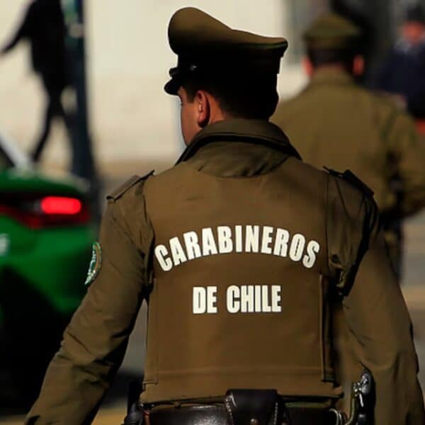 Carabineros: funcionarios de la institución durante un procedimiento en la vía pública