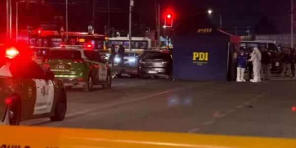 Personal de Carabineros durante un procedimiento policial nocturno, en alusión al operativo en Cerrillos donde dos sujetos de 22 años murieron tras evadir un control, embestir a una patrulla e intentar atropellar a uniformados de la dotación del fallecido cabo Aguilera, lo que motivó el uso de armas de servicio.