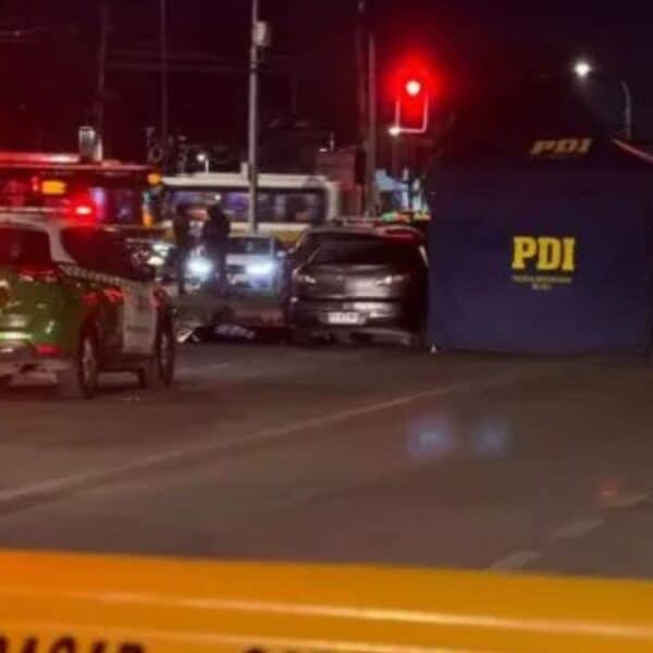 Personal de Carabineros durante un procedimiento policial nocturno, en alusión al operativo en Cerrillos donde dos sujetos de 22 años murieron tras evadir un control, embestir a una patrulla e intentar atropellar a uniformados de la dotación del fallecido cabo Aguilera, lo que motivó el uso de armas de servicio.