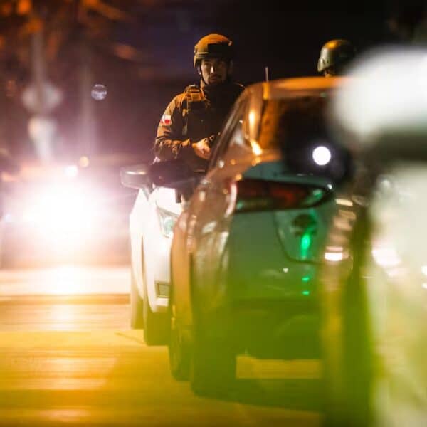 Personal del OS9 de Carabineros durante un operativo: las declaraciones recogidas por la policía complican a los acusados por el crimen de carabinero en Renca, ocurrido el 27 de agosto.