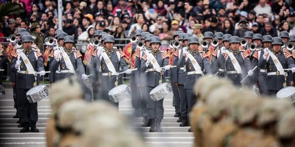 César Antonio Santis reapareció como locutor oficial de la Fuerza Aérea en la Parada Militar 2026, sorprendiendo a los televidentes con su voz.
