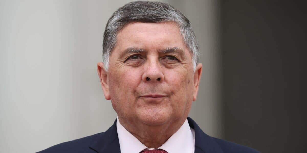 El ministro Claudio Alvarado reconoció errores en la asignación de sueldos millonarios a dos jóvenes funcionarios del Ministerio del Interior y ordenó una investigación