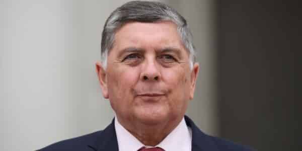 El ministro Claudio Alvarado reconoció errores en la asignación de sueldos millonarios a dos jóvenes funcionarios del Ministerio del Interior y ordenó una investigación