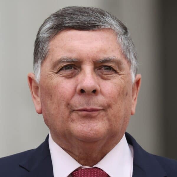 El ministro Claudio Alvarado reconoció errores en la asignación de sueldos millonarios a dos jóvenes funcionarios del Ministerio del Interior y ordenó una investigación