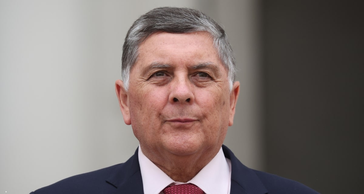 El ministro Claudio Alvarado reconoció errores en la asignación de sueldos millonarios a dos jóvenes funcionarios del Ministerio del Interior y ordenó una investigación