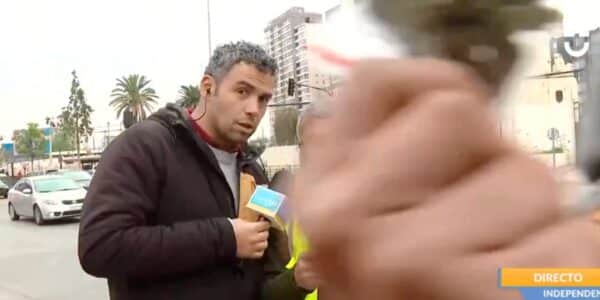 El periodista Francisco Sanfurgo durante un despacho en vivo de Contigo en la mañana de Chilevisión desde la comuna de Independencia