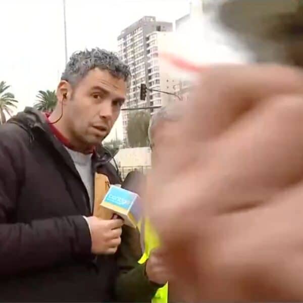 El periodista Francisco Sanfurgo durante un despacho en vivo de Contigo en la mañana de Chilevisión desde la comuna de Independencia