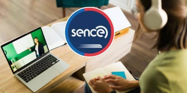Persona estudiando inglés en un computador desde casa: Sence ofrece cursos de inglés gratuitos y online con inscripción abierta hasta diciembre.