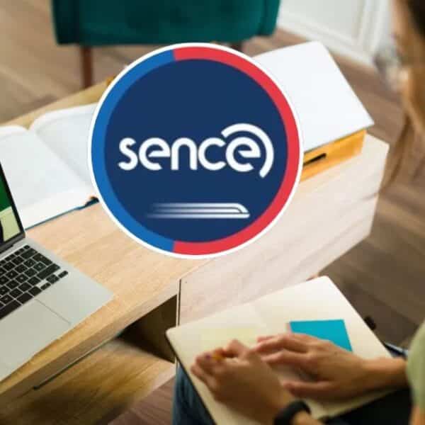 Persona estudiando inglés en un computador desde casa: Sence ofrece cursos de inglés gratuitos y online con inscripción abierta hasta diciembre.