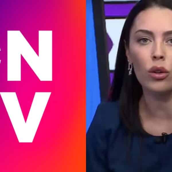 Daniela Aránguiz durante una transmisión del programa Sígueme de TV+: los dichos de la panelista contra Antonella Ríos derivaron en un fallo de la Corte de Santiago contra el canal.