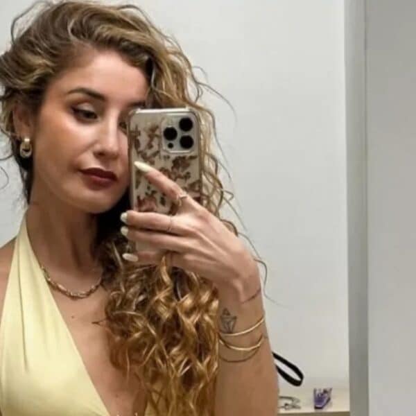 Daniela Castro en su cocina durante la grabación de una receta para redes sociales: la chef volvió a ser tendencia por los rumores de romance con el influencer Diego Valdivieso.