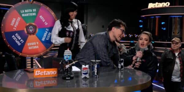 Daniela Nicolás encaró en vivo a Claudio Michaux durante el react de Fiebre de Canto, acusándolo de burlarse de su presentación tras la eliminación de Mariela Montero
