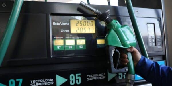 Automovilista cargando bencina en una estación de servicio en Chile, en un día de alza de combustibles y con descuentos vigentes en Copec, Shell y Aramco.