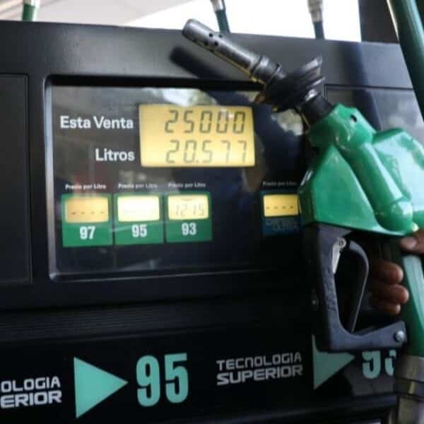 Automovilista cargando bencina en una estación de servicio en Chile, en un día de alza de combustibles y con descuentos vigentes en Copec, Shell y Aramco.