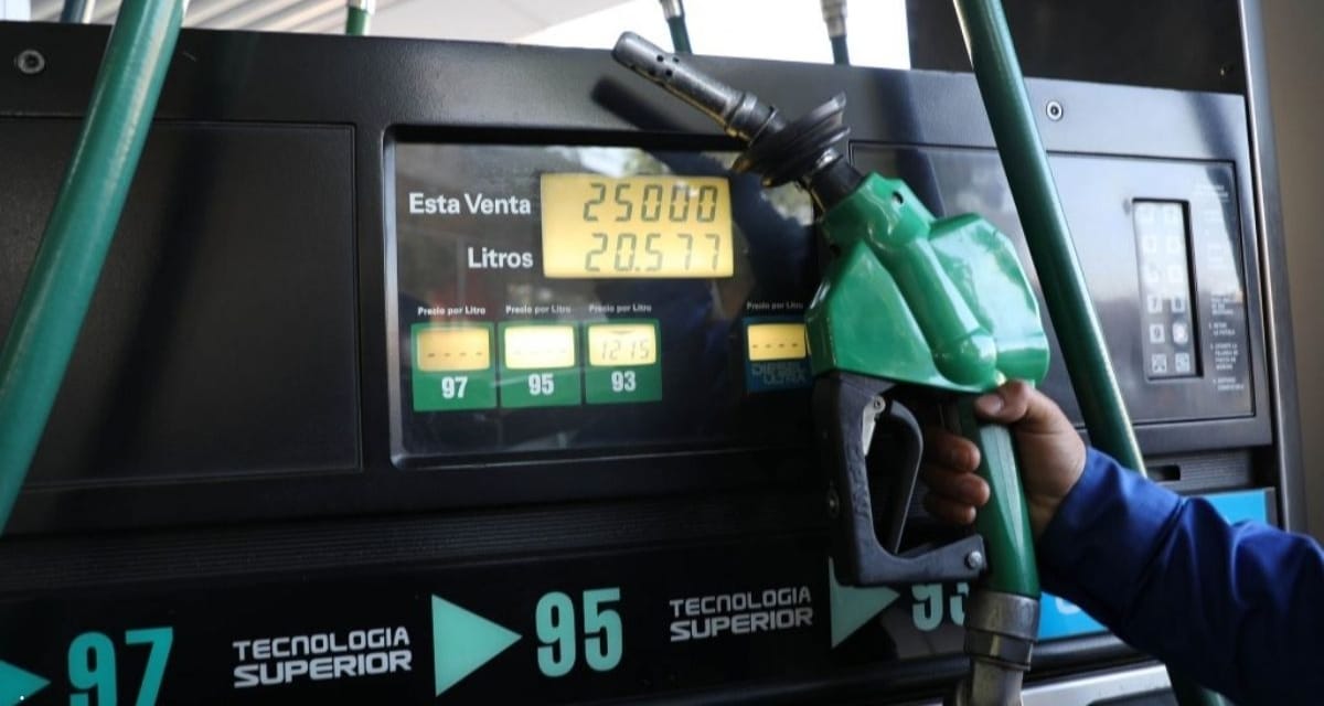Automovilista cargando bencina en una estación de servicio en Chile, en un día de alza de combustibles y con descuentos vigentes en Copec, Shell y Aramco.