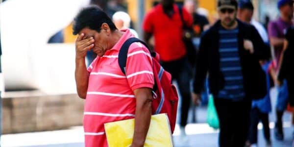 Personas haciendo fila en una feria laboral en Chile, imagen referencial del desempleo en Chile que alcanzó el 9,6% en el trimestre junio-agosto de 2026, el mayor nivel en más de cinco años según el Instituto Nacional de Estadísticas. Imagen mínima recomendada: 1200 px de ancho.
