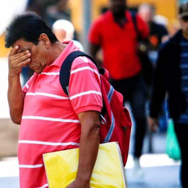 Personas haciendo fila en una feria laboral en Chile, imagen referencial del desempleo en Chile que alcanzó el 9,6% en el trimestre junio-agosto de 2026, el mayor nivel en más de cinco años según el Instituto Nacional de Estadísticas. Imagen mínima recomendada: 1200 px de ancho.