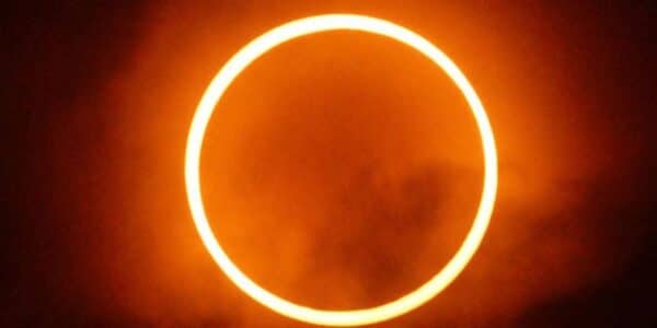 Representación del anillo de fuego de un eclipse solar anular sobre un paisaje patagónico, fenómeno que Chile recibirá el 6 de febrero de 2027 con Futaleufú como el mejor punto de observación del mundo.