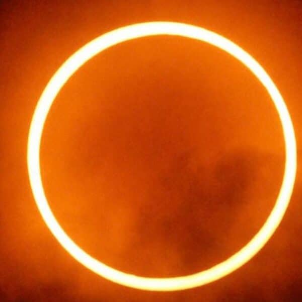 Representación del anillo de fuego de un eclipse solar anular sobre un paisaje patagónico, fenómeno que Chile recibirá el 6 de febrero de 2027 con Futaleufú como el mejor punto de observación del mundo.