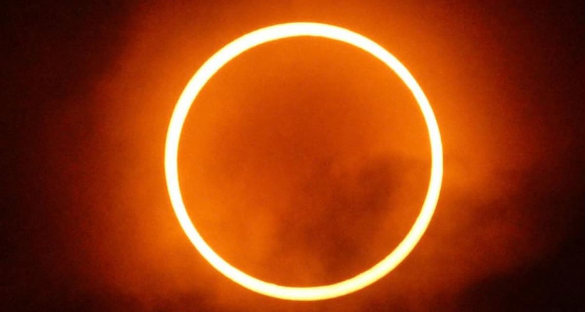 Representación del anillo de fuego de un eclipse solar anular sobre un paisaje patagónico, fenómeno que Chile recibirá el 6 de febrero de 2027 con Futaleufú como el mejor punto de observación del mundo.