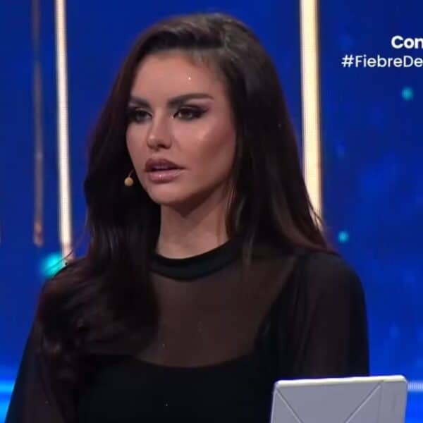 Emilia Dides en el escenario de Fiebre de Canto, estelar de Chilevisión donde la ex Miss Chile se desempeña como jurado en medio de filtraciones sobre su relación con el equipo del programa.