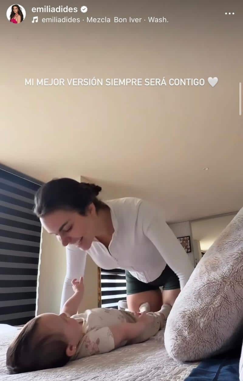 Captura del video de Emilia Dides junto a su hija Mía Ignacia recostada sobre una cama, el registro que la cantante publicó en Instagram en medio de los rumores de crisis con Sammis Reyes