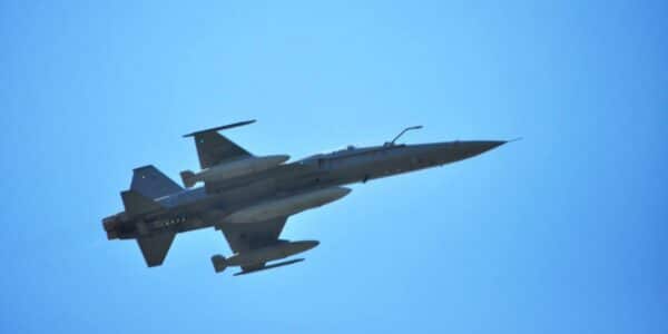 Dos aviones F-16 vuelan sobre un cielo despejado