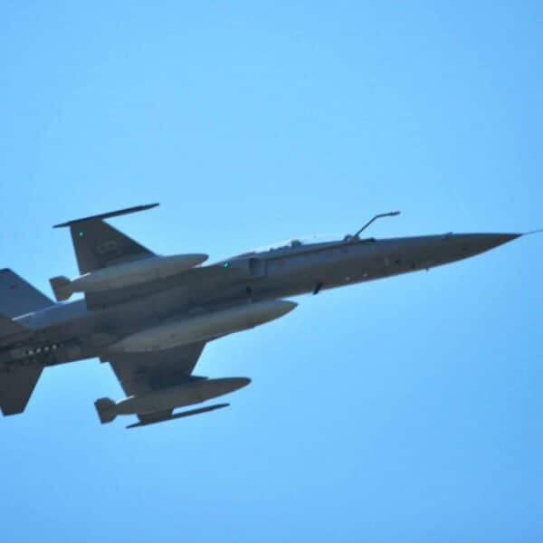 Dos aviones F-16 vuelan sobre un cielo despejado