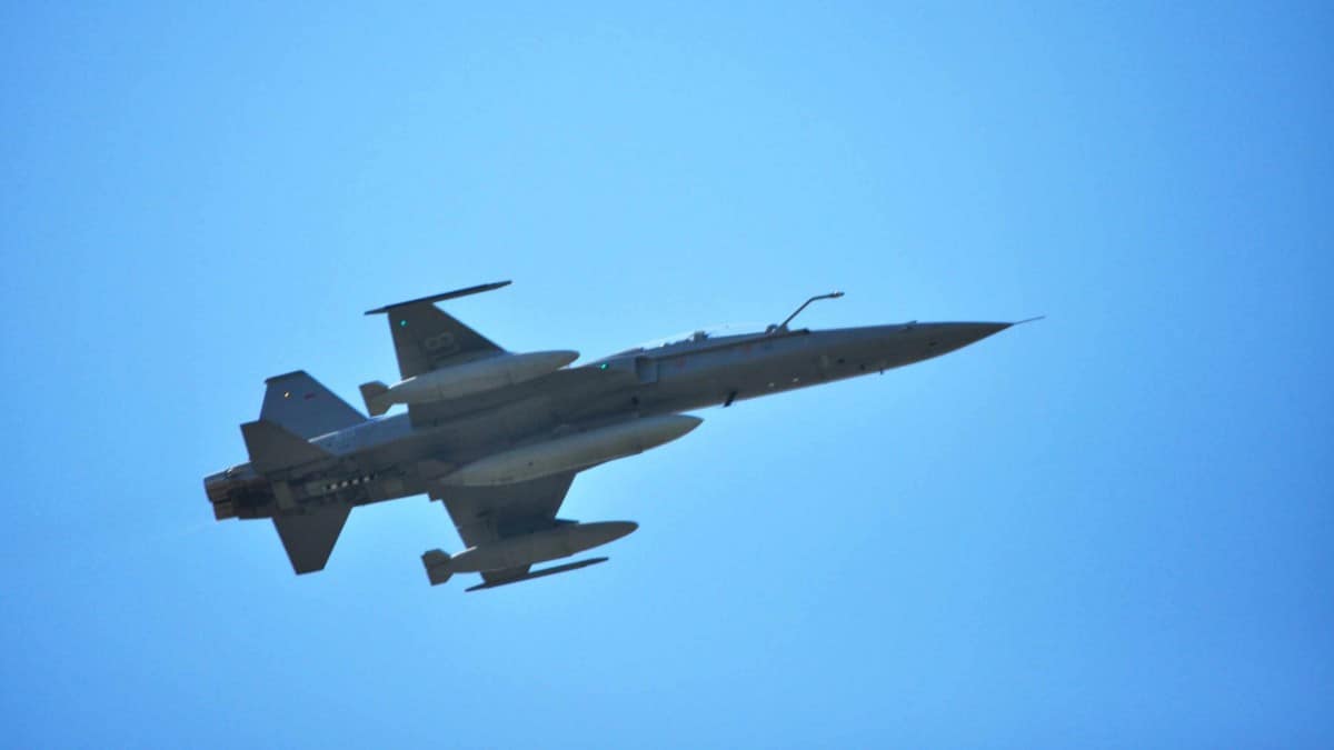 Dos aviones F-16 vuelan sobre un cielo despejado