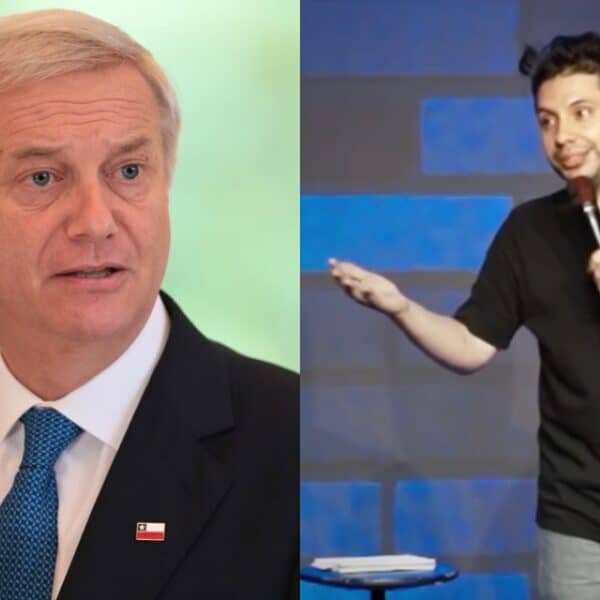 Fabrizio Copano, comediante chileno radicado en Estados Unidos, durante una presentación de stand-up en Miami, donde incluyó en su rutina bromas sobre el Presidente José Antonio Kast.