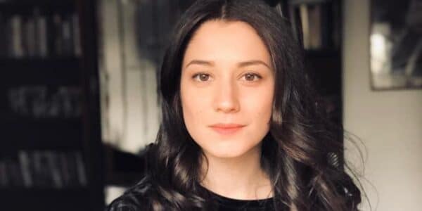 Fernanda Salazar posa sonriente en un retrato reciente compartido en Instagram, donde la actriz chilena mostró su renovado cabello y generó reacciones entre sus seguidores.
