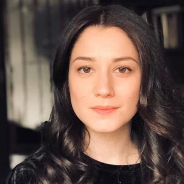 Fernanda Salazar posa sonriente en un retrato reciente compartido en Instagram, donde la actriz chilena mostró su renovado cabello y generó reacciones entre sus seguidores.