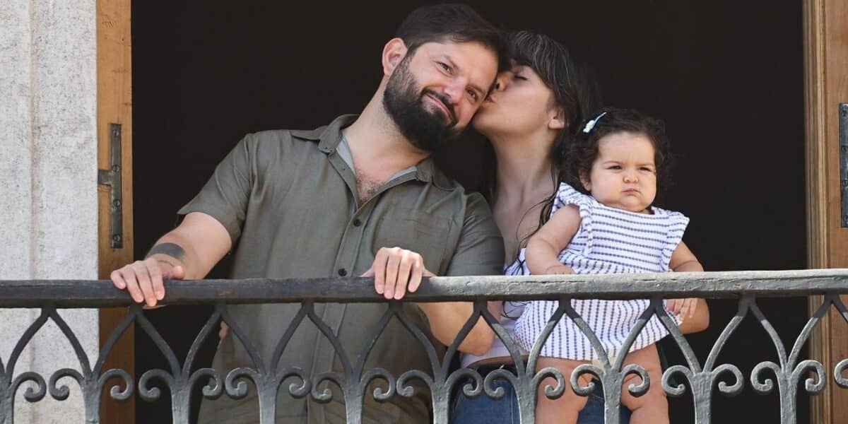 El expresidente Gabriel Boric junto a Paula Carrasco, quienes agradecieron a la salud pública tras la hospitalización de su hija
