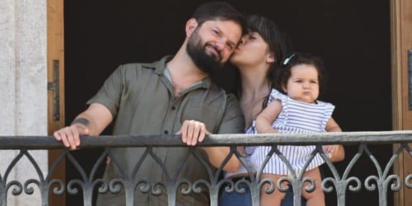 El expresidente Gabriel Boric junto a Paula Carrasco, quienes agradecieron a la salud pública tras la hospitalización de su hija