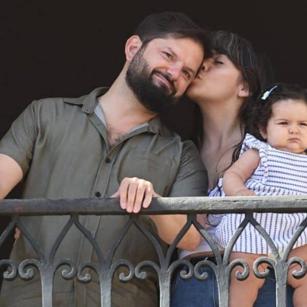 El expresidente Gabriel Boric junto a Paula Carrasco, quienes agradecieron a la salud pública tras la hospitalización de su hija