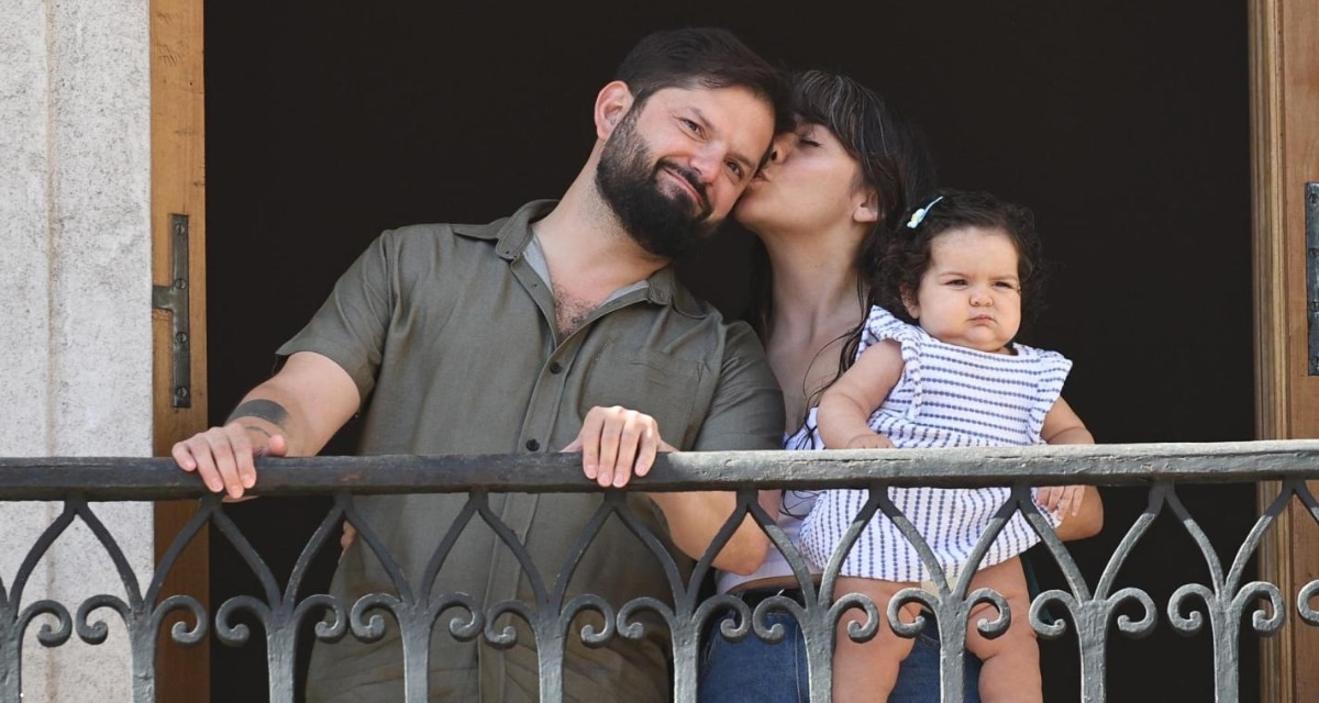 El expresidente Gabriel Boric junto a Paula Carrasco, quienes agradecieron a la salud pública tras la hospitalización de su hija
