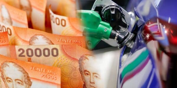 Primer plano de billetes chilenos de 20 mil pesos junto a una boquilla de combustible verde y un envase plástico con líquido, en una composición relacionada con bencina y etanol.