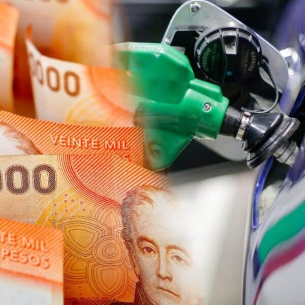 Primer plano de billetes chilenos de 20 mil pesos junto a una boquilla de combustible verde y un envase plástico con líquido, en una composición relacionada con bencina y etanol.