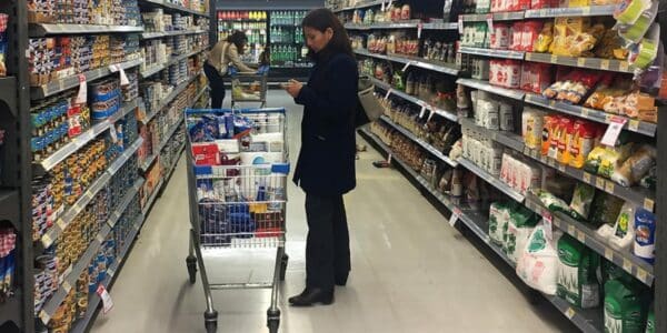 Góndolas de un supermercado durante las compras previas a los feriados irrenunciables de Fiestas Patrias