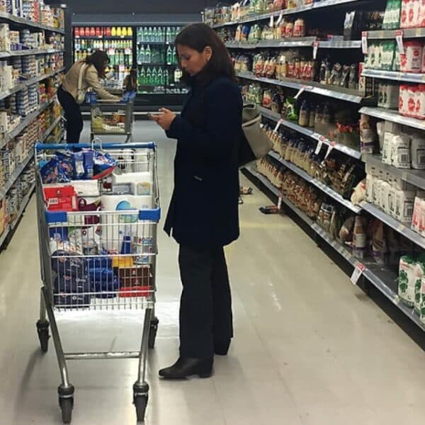 Góndolas de un supermercado durante las compras previas a los feriados irrenunciables de Fiestas Patrias