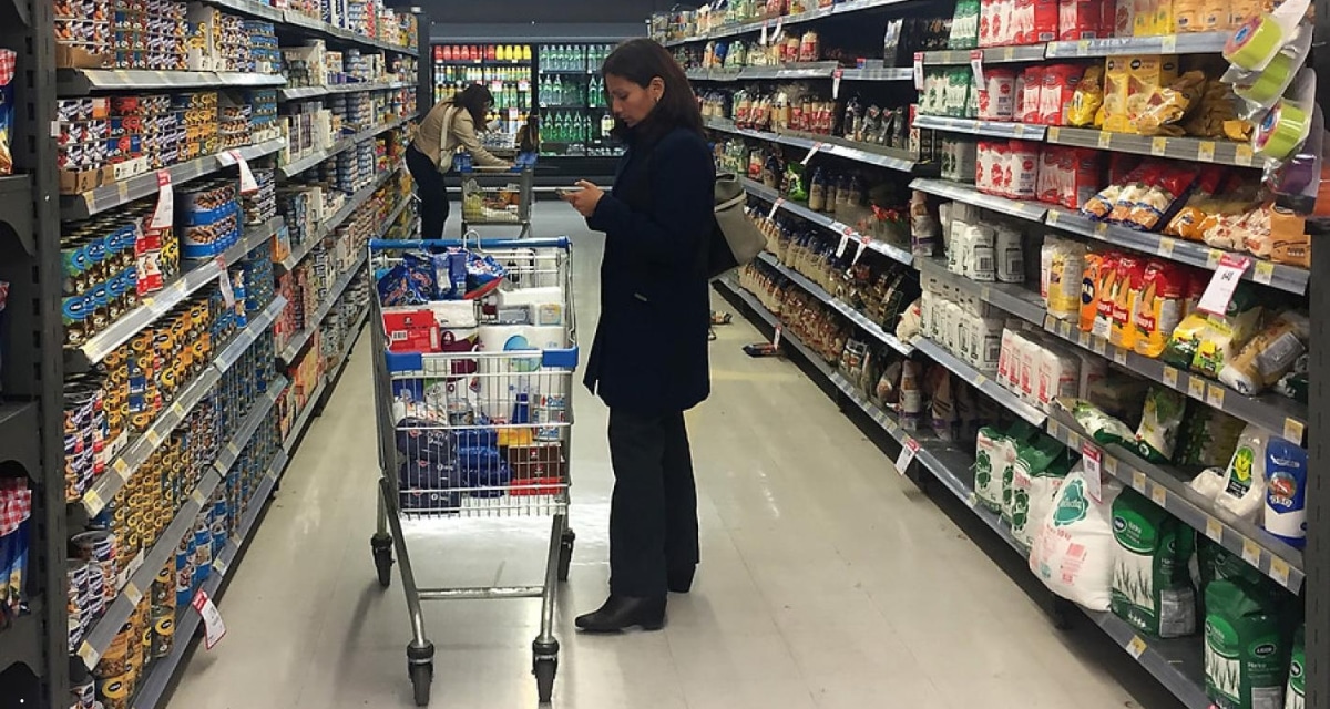 Góndolas de un supermercado durante las compras previas a los feriados irrenunciables de Fiestas Patrias