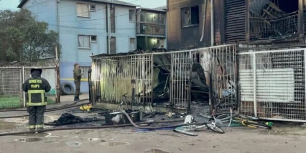 Block de departamentos afectado por el incendio en Cerrillos que dejó una pareja fallecida y derivó en la detención de una mujer