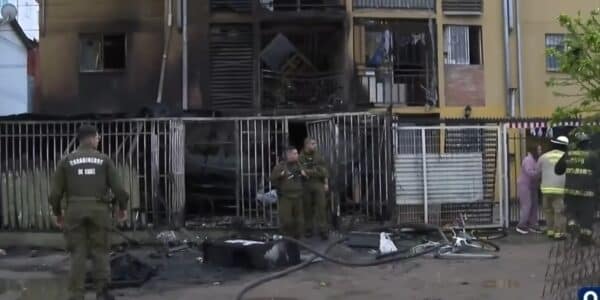 Bomberos trabaja en un block de departamentos de la Villa Raúl Silva Henríquez tras el incendio en Cerrillos que dejó dos personas fallecidas.