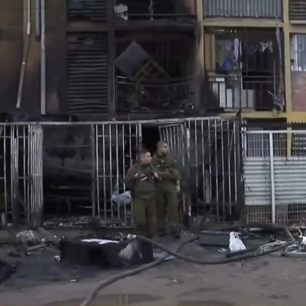 Bomberos trabaja en un block de departamentos de la Villa Raúl Silva Henríquez tras el incendio en Cerrillos que dejó dos personas fallecidas.